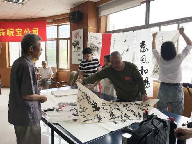 翰墨丹青润心田 义城街道书画艺术进工厂，手工制作与文化传承相融合