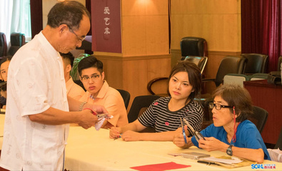 剪纸传情 外国学员在蓉城体验传统文化，剪出心中热爱